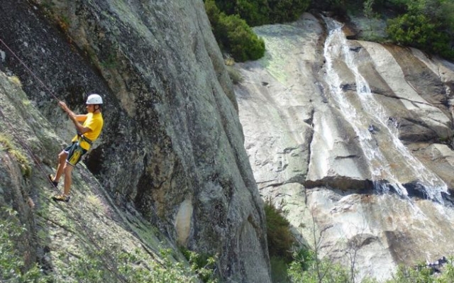 bajando una roca tras su escalada